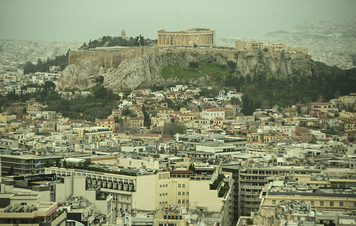 Καιρός: Επιμένει το&#8230; καλοκαίρι με υψηλές θερμοκρασίες και συγκέντρωση αφρικανικής σκόνης στην ατμόσφαιρα