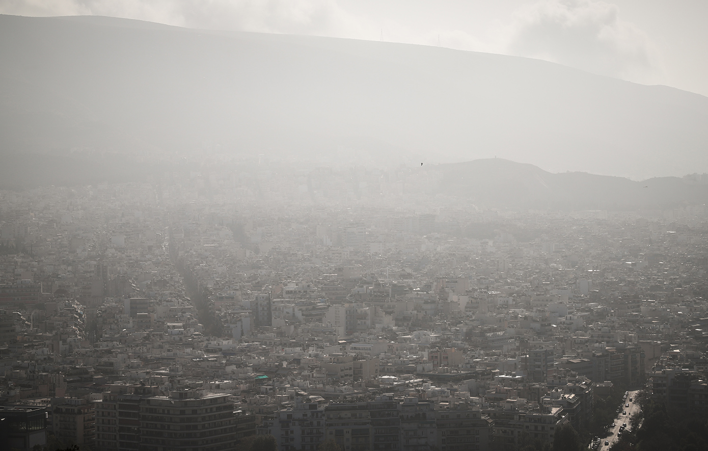 Σκόνη από τη Σαχάρα σκεπάζει και σήμερα τη χώρα - «Πιο πολύ βοηθάει η εισπνοή από τη μύτη», τι να προσέξουμε