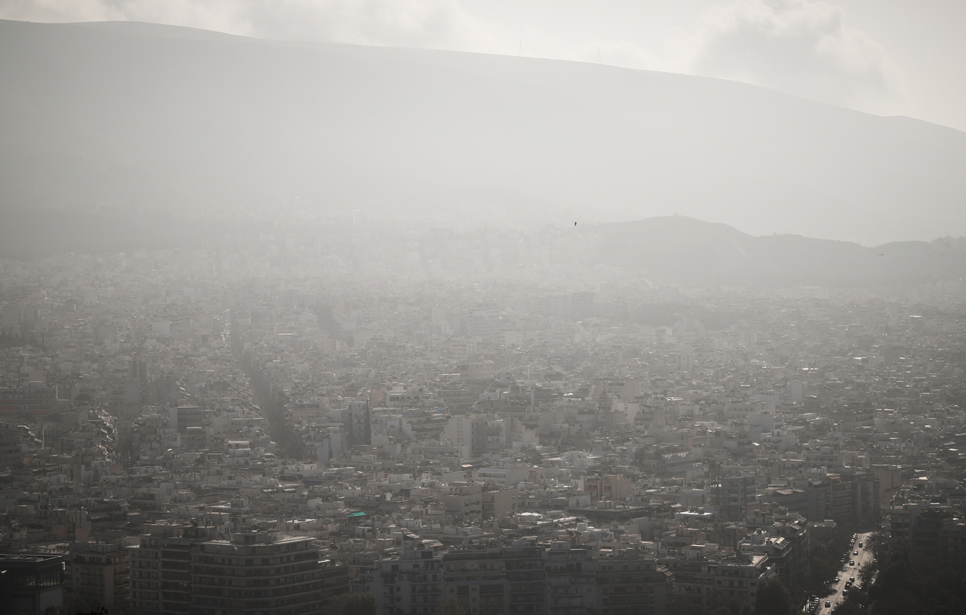 Σκόνη από τη Σαχάρα σκεπάζει και σήμερα τη χώρα - «Πιο πολύ βοηθάει η εισπνοή από τη μύτη», τι να προσέξουμε