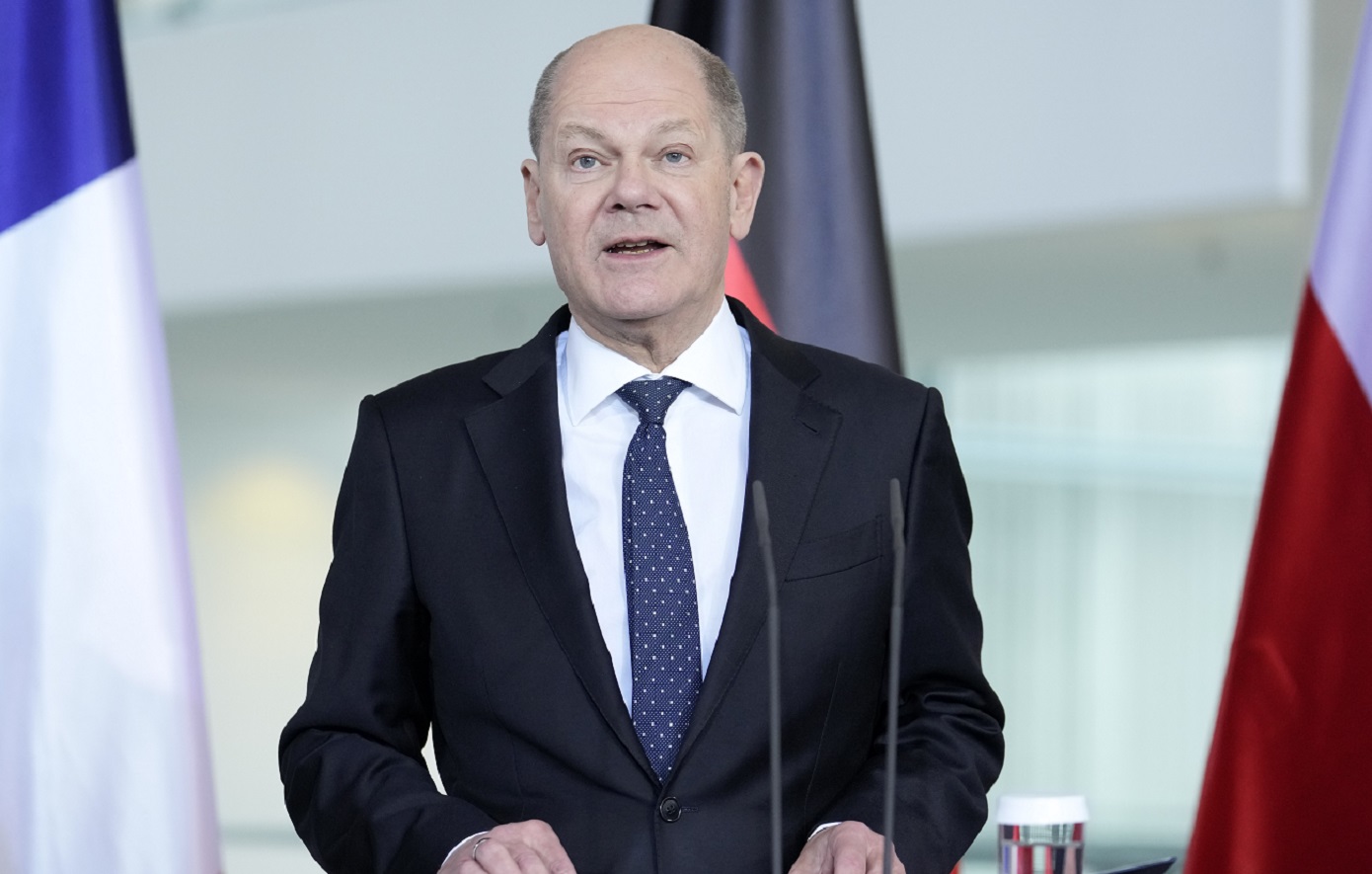 Politico: Ο Σολτς γίνεται σκληρός με το μεταναστευτικό, στοχεύοντας στην πολιτική του επιβίωση
