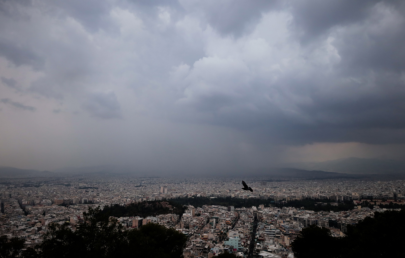 Πέφτει η θερμοκρασία &#8211; Βροχές, καταιγίδες και άνεμοι &#8211; SOS για την αφρικανική σκόνη