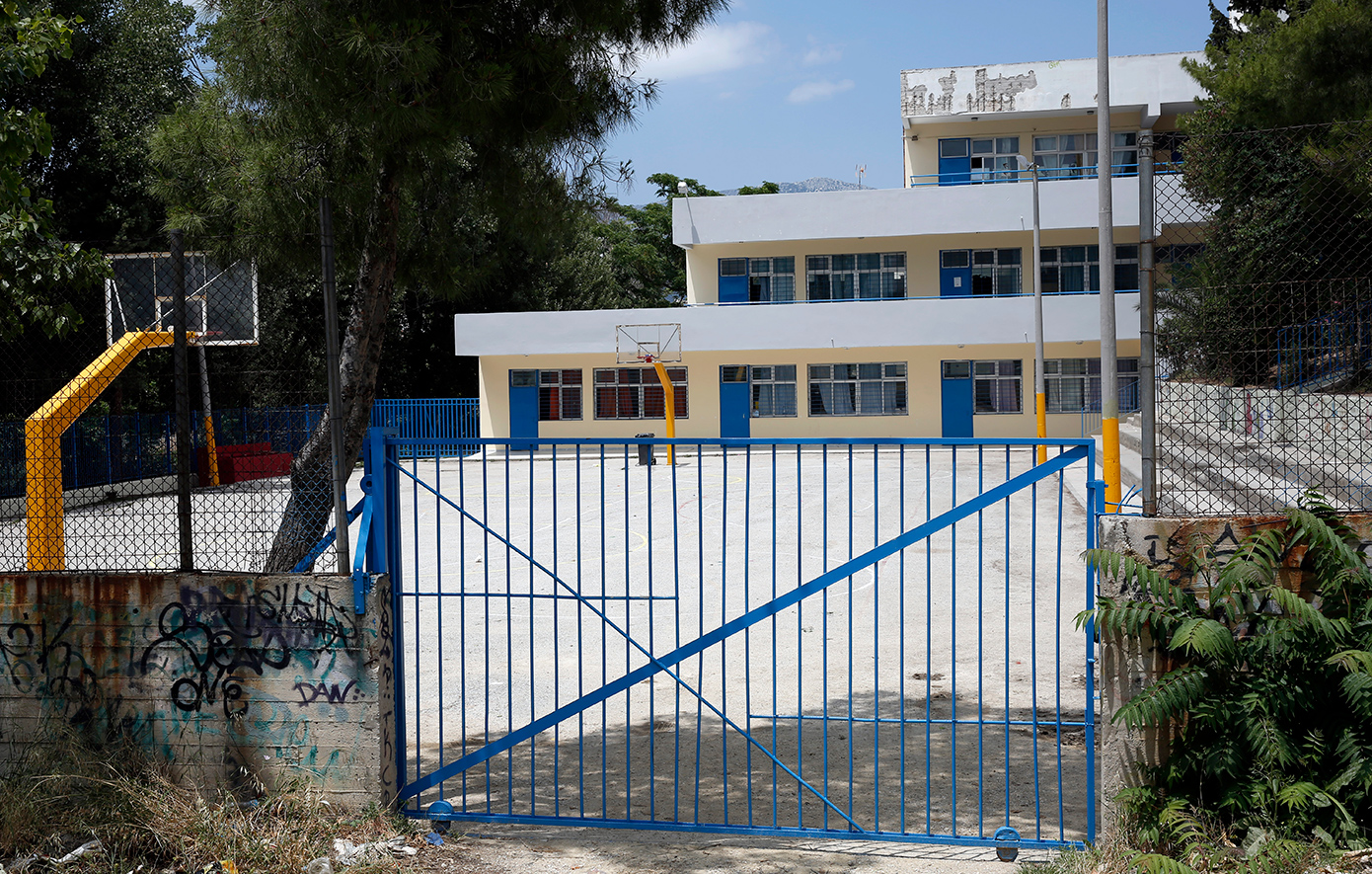 Μαθητές πέταξαν φυλλάδια με ναζιστικό περιεχόμενο σε σχολείο της Αναβύσσου και απειλούν 12χρονη – «Ψάχνουν να τη λιντσάρουν»