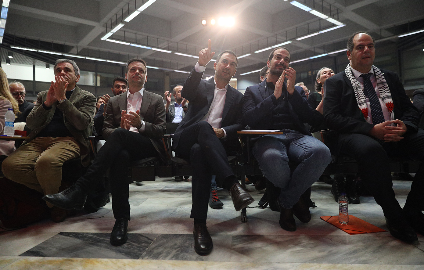 Εικόνες από την ιδρυτική συνδιάσκεψη της Νέας Αριστεράς – Χαρίτσης: Η Αριστερά επιστρέφει για τη ζωή που μας αξίζει