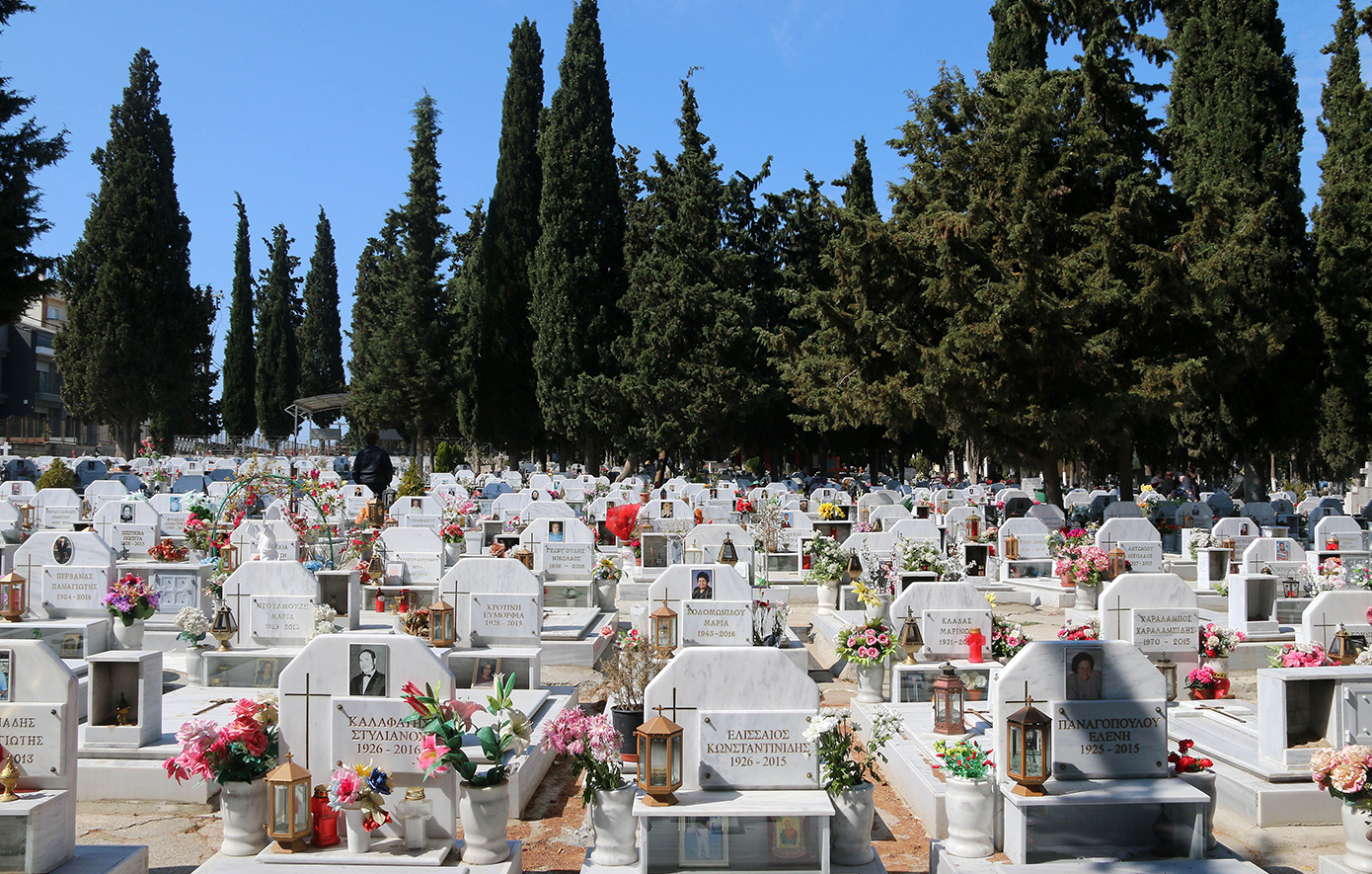 «Πιάστηκαν στα χέρια» πάνω στον τάφο νεκρού &#8211; Άγριο επεισόδιο μέσα στο νεκροταφείο στη Θεσσαλονίκη