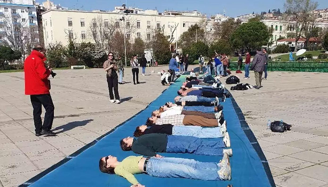 Η αποτύπωση των 57 θυμάτων της εθνικής τραγωδίας στα Τέμπη σε ένα πανό 102 μέτρων στη Θεσσαλονίκη