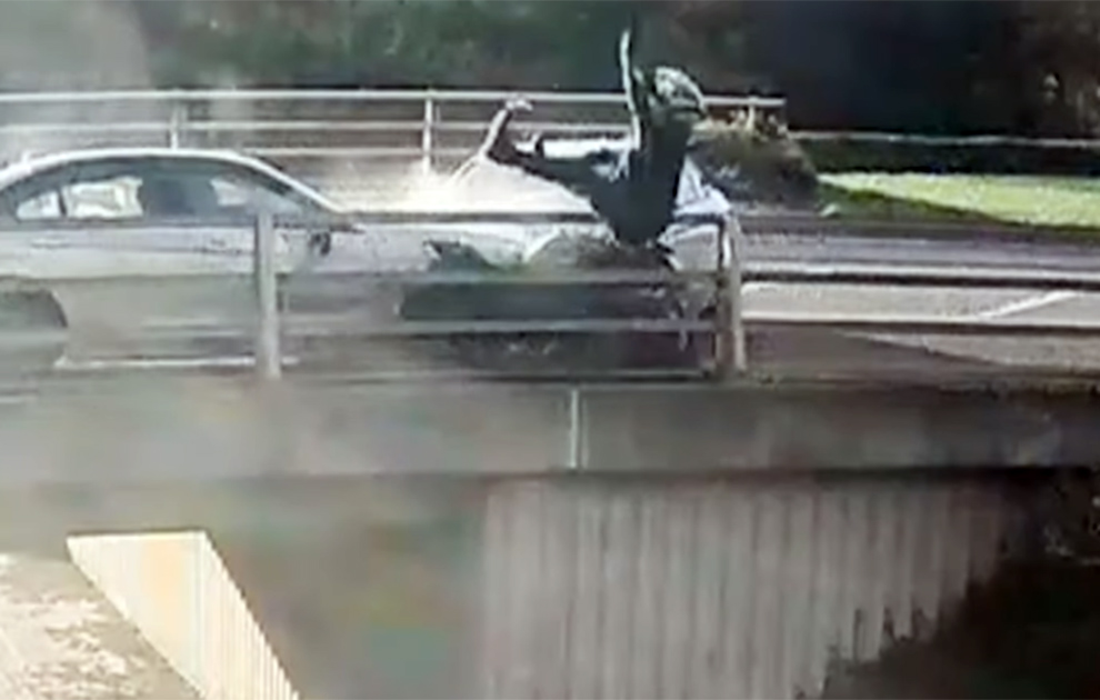 Μοτοσικλετιστής εκτοξεύεται από τη μηχανή και πέφτει από γέφυρα έπειτα από σύγκρουση με αυτοκίνητο – Σοκαριστικό βίντεο
