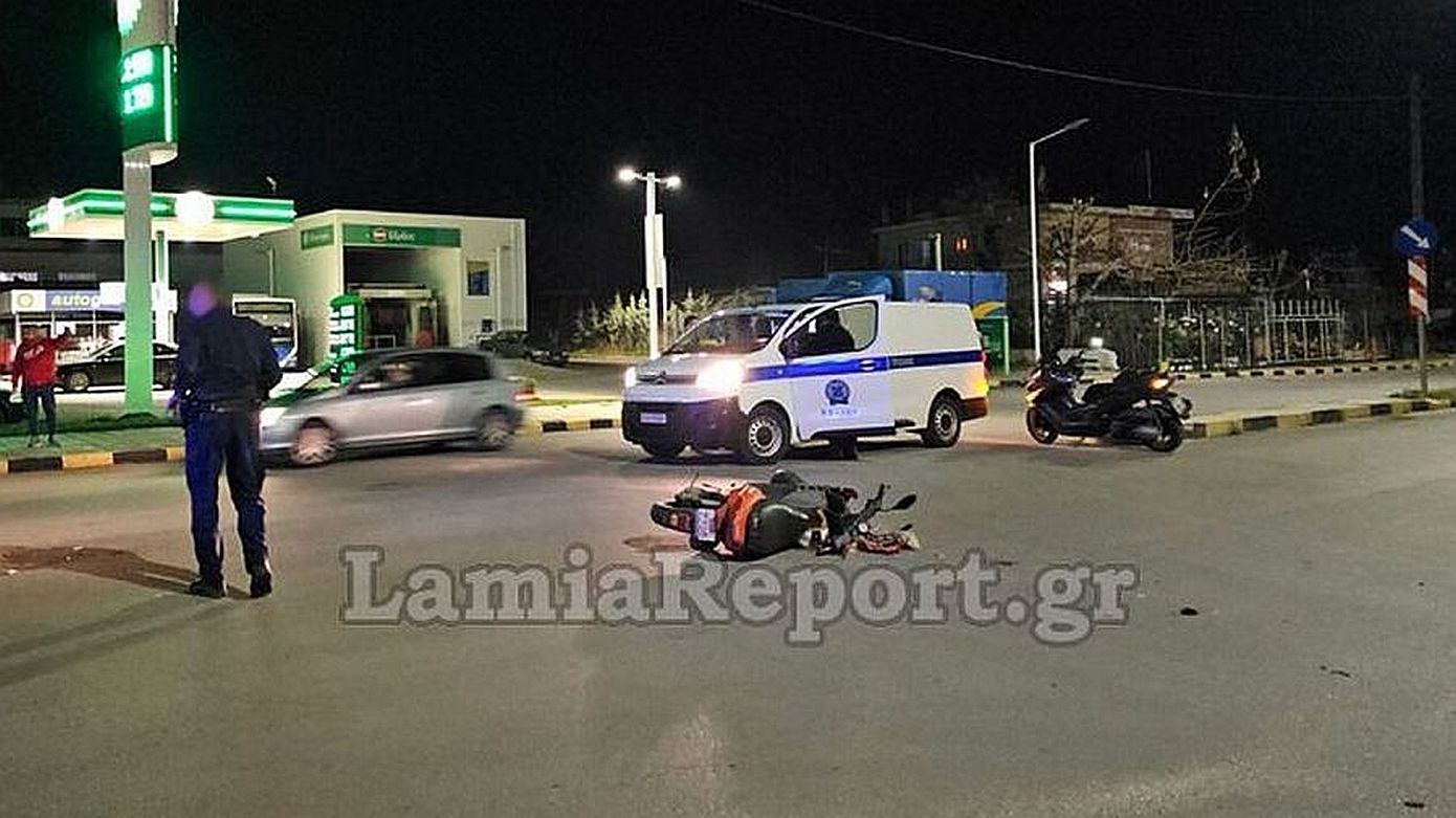 Σοβαρό τροχαίο με μηχανάκι στη Λαμία – Στο νοσοκομείο η 59χρονη οδηγός