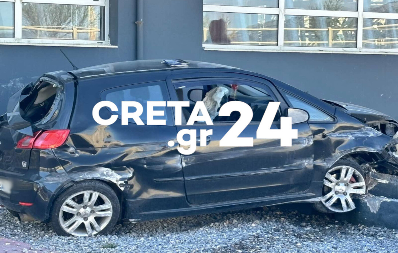 Τροχαίο στο Ηράκλειο της Κρήτης &#8211; Αυτοκίνητο πέρασε στο αντίθετο ρεύμα και «καρφώθηκε» σε γυμναστήριο