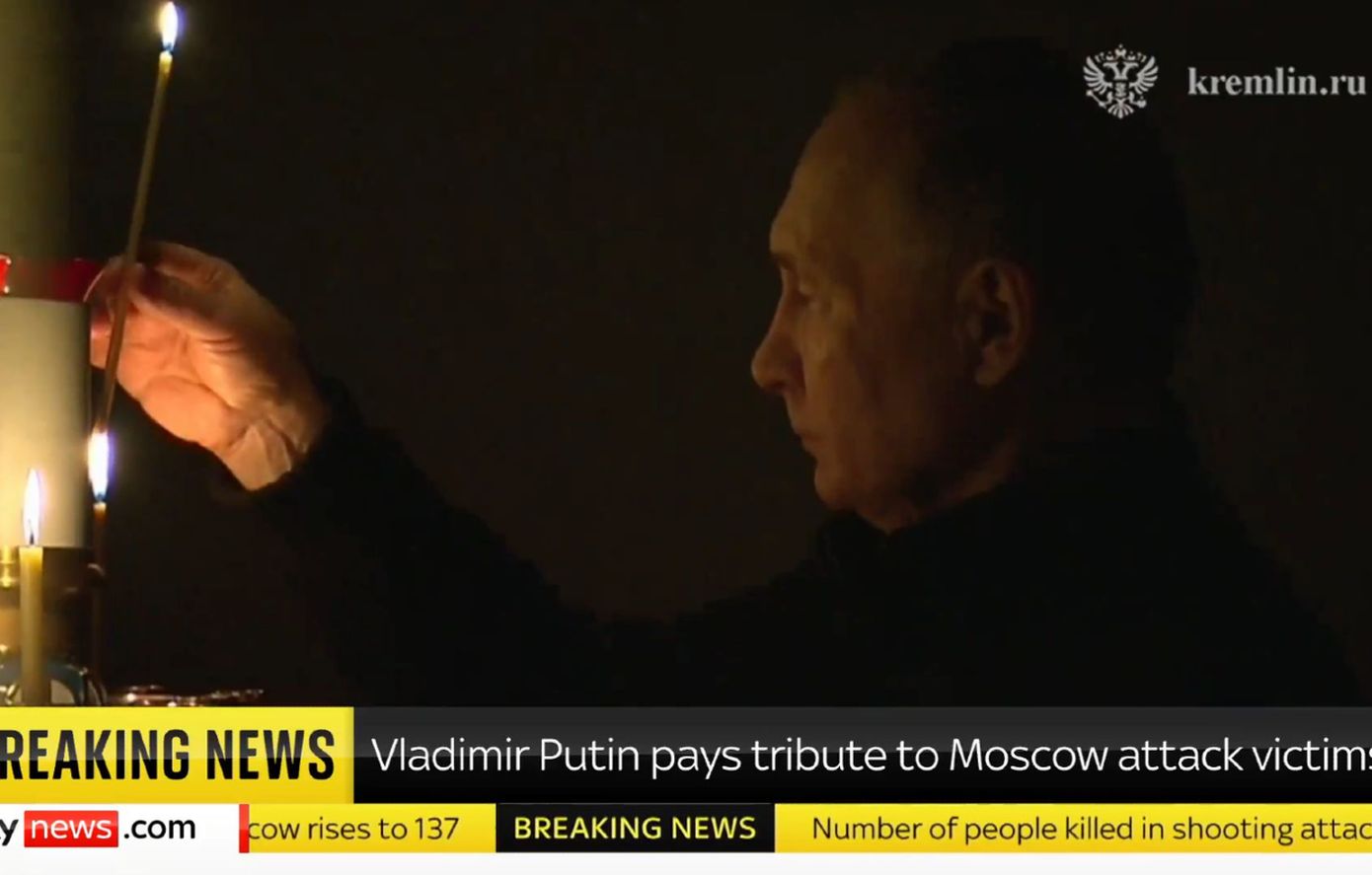 Ο Βλαντιμίρ Πούτιν άναψε κερί στη μνήμη των θυμάτων του μακελειού στη Μόσχα