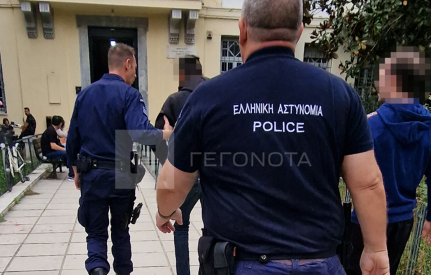 «Θα σε λιώσουμε» – Έβριζε και απειλούσε τη νύφη του στον δρόμο στον Βόλο γιατί χώρισε από τον βίαιο αδερφό του