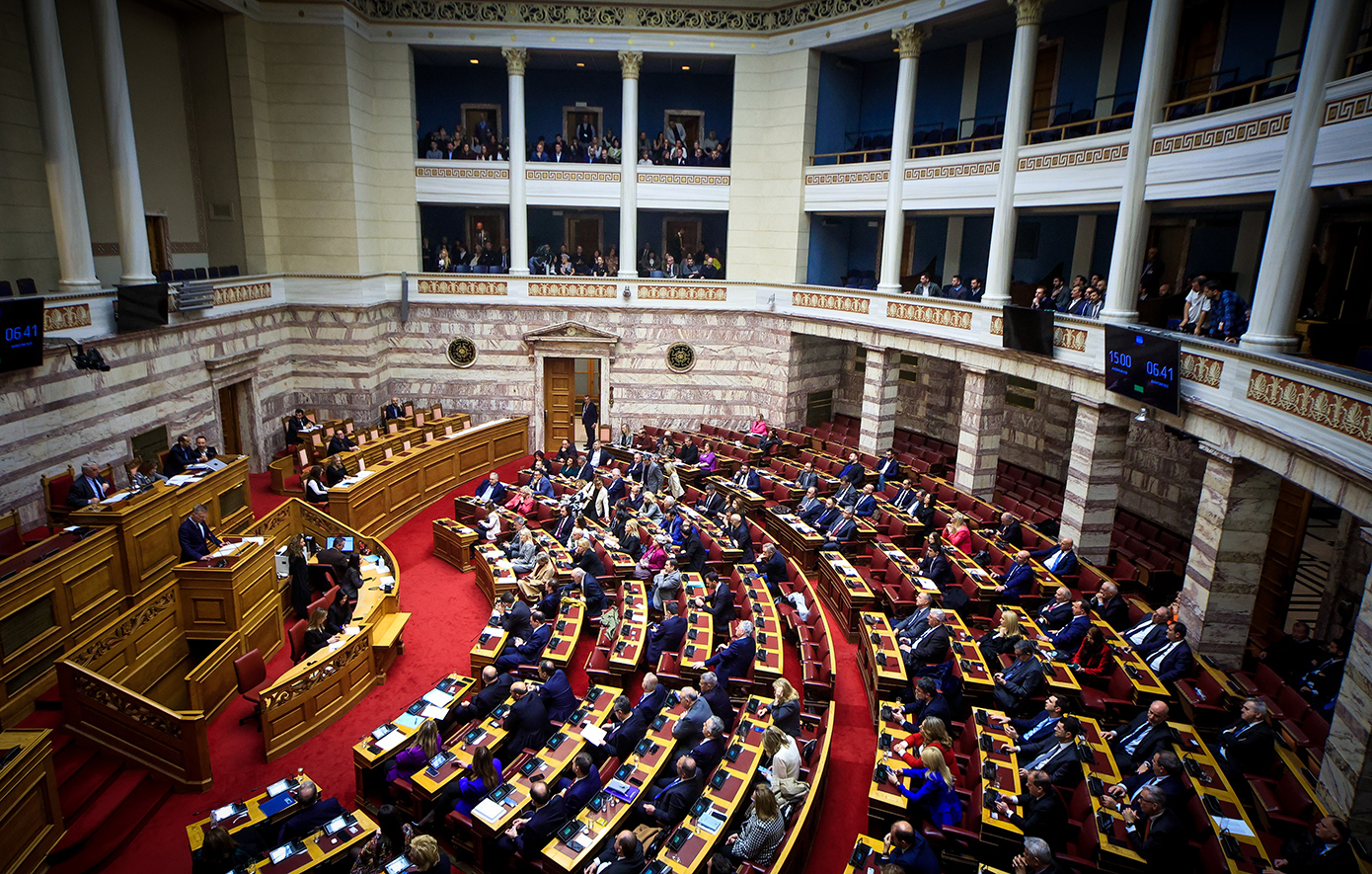 Σε εξέλιξη η συζήτηση στην Ολομέλεια της Βουλής επί του πορίσματος της Εξεταστικής για τα Τέμπη