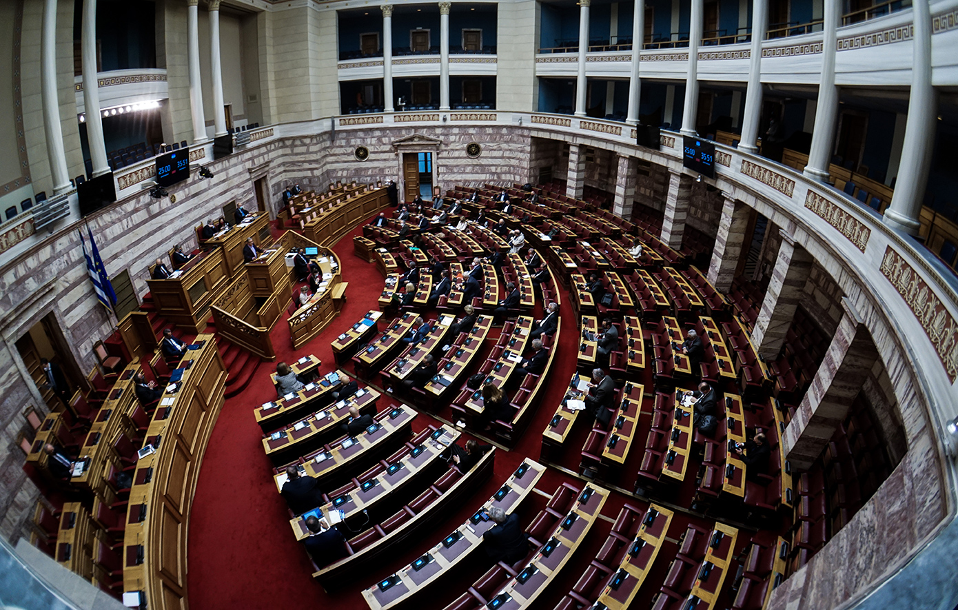 Στην ολομέλεια της Βουλής το πόρισμα της εξεταστικής για το δυστύχημα στα Τέμπη