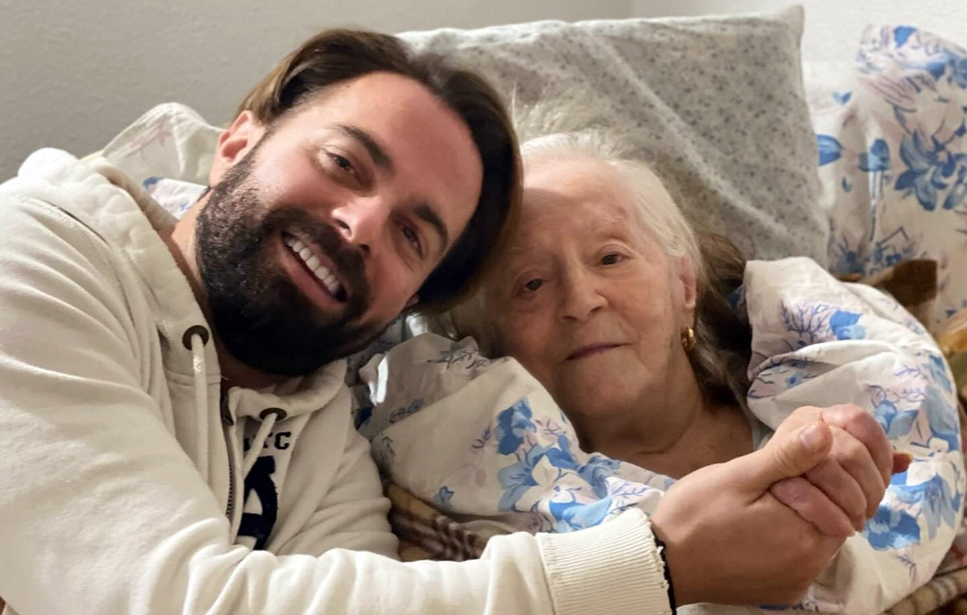 Ο Ηλίας Βρεττός αποχαιρέτησε τη γιαγιά του – Πέθανε σε ηλικία 103 ετών