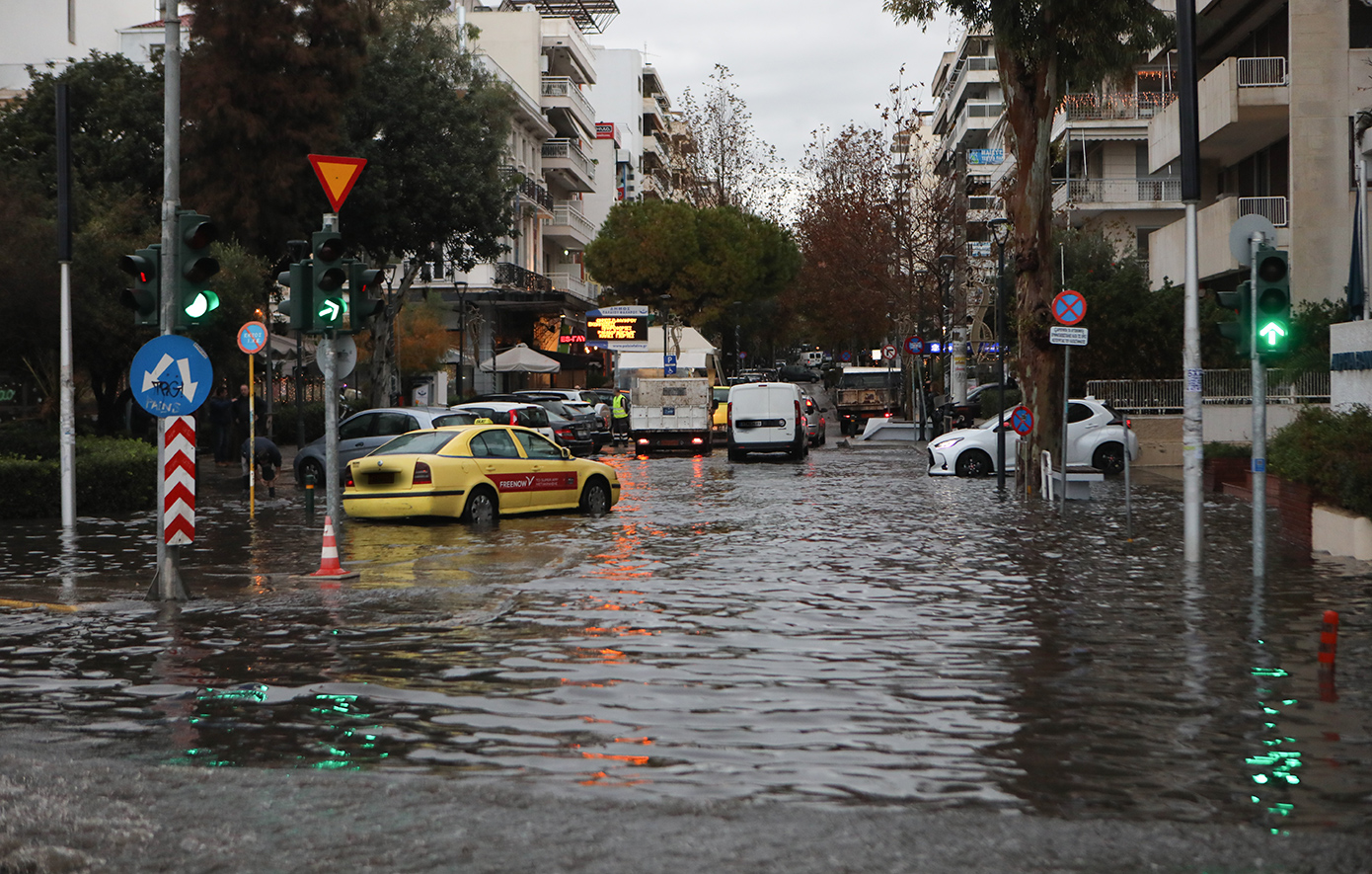 Προ των πυλών η κακοκαιρία – «Στο κόκκινο» η Θεσσαλία με έντονες βροχοπτώσεις