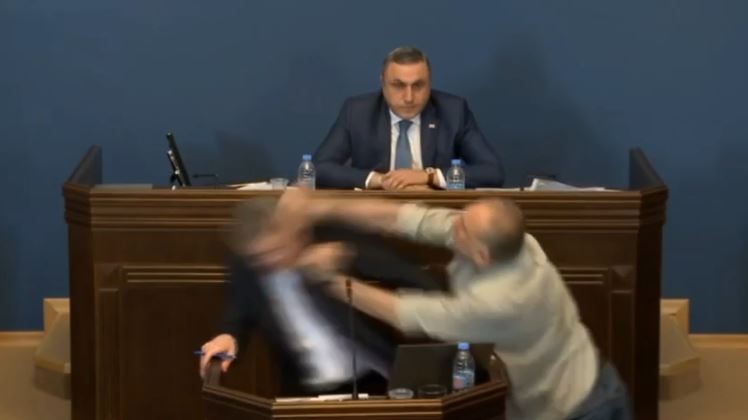 Άγριο ξύλο μεταξύ βουλευτών on camera στο κοινοβούλιο της Γεωργίας – Δείτε βίντεο