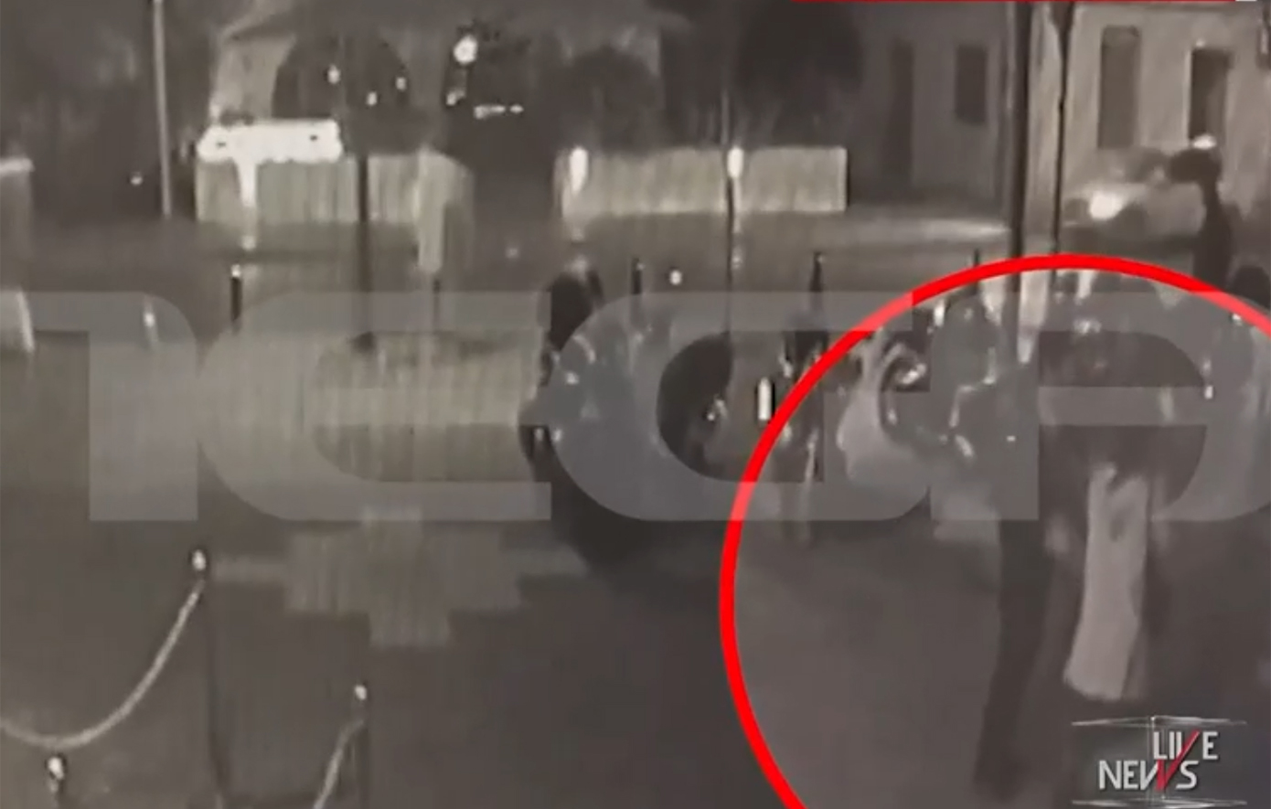 Το βίντεο της δολοφονίας της Κυριακής έξω από το αστυνομικό τμήμα Αγίων Αναργύρων – Ο δράστης τρέχει προς το μέρος της