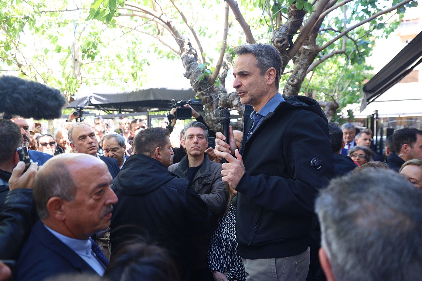 Στον Άγιο Δημήτριο ο Κυριάκος Μητσοτάκης, όπου και συνομίλησε με πολίτες