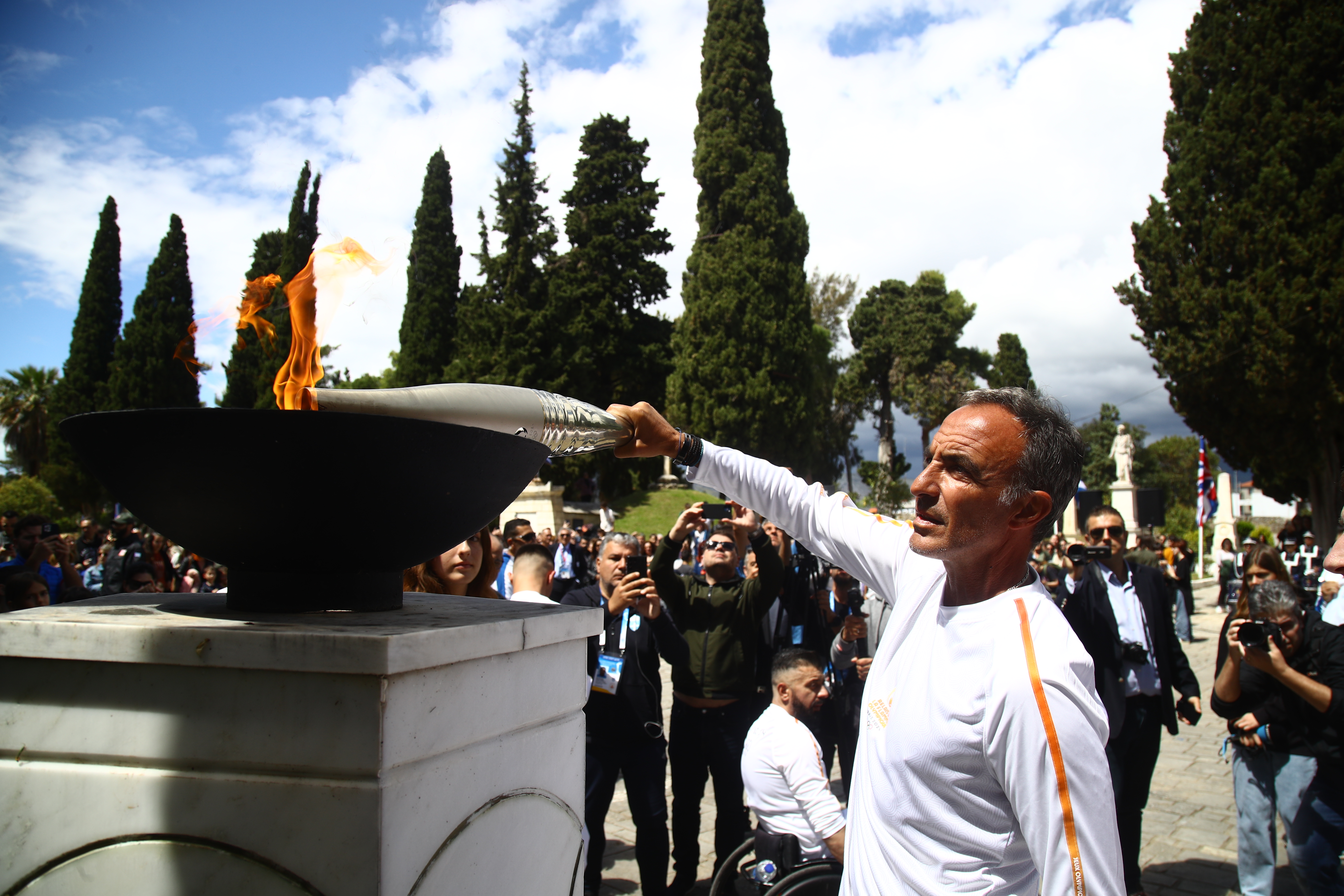 Η Ολυμπιακή Φλόγα «φώτισε» το Μεσολόγγι – Αποθεώθηκε ο Νίκος Αλιάγας στην προτελευταία ημέρα της λαμπαδηδρομίας