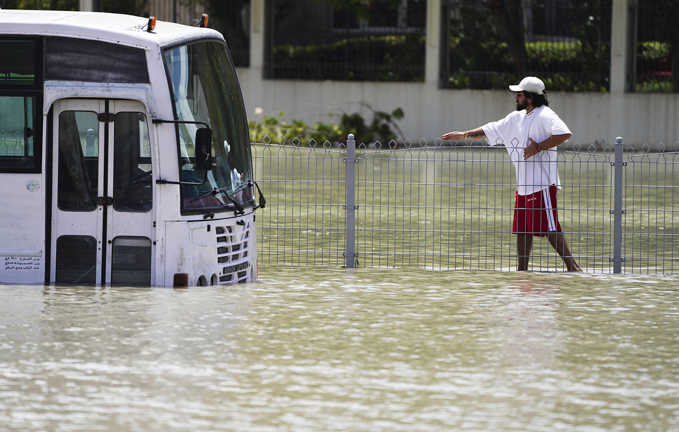 Τι είναι η σπορά νεφών και μπορεί να ευθύνεται για τη «βόμβα βροχής» στο Ντουμπάι