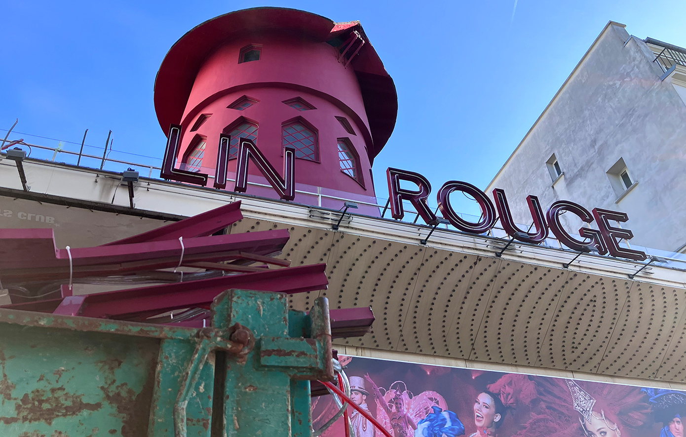 Έπεσαν τα φτερά του διάσημου Moulin Rouge στο Παρίσι