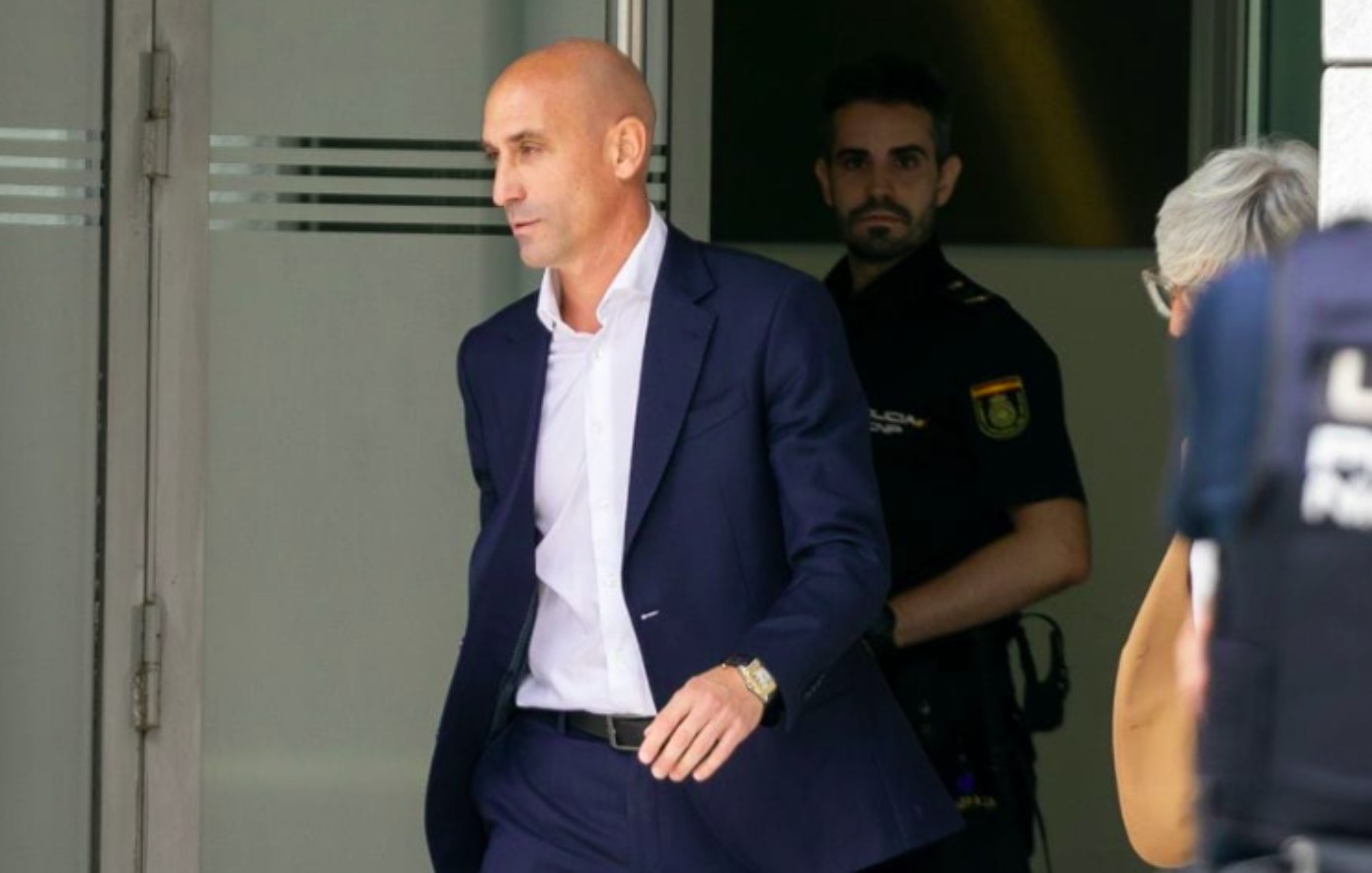 Λουίς Ρουμπιάλες: Ένοχος για το μη συναινετικό φιλί στην Ερμόσο ο πρώην πρόεδρος της ισπανικής ποδοσφαιρικής ομοσπονδίας