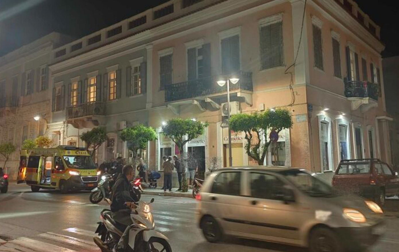 Σοβαρό τροχαίο στη Σύρο – Ντελιβεράς παρασύρθηκε από αυτοκίνητο