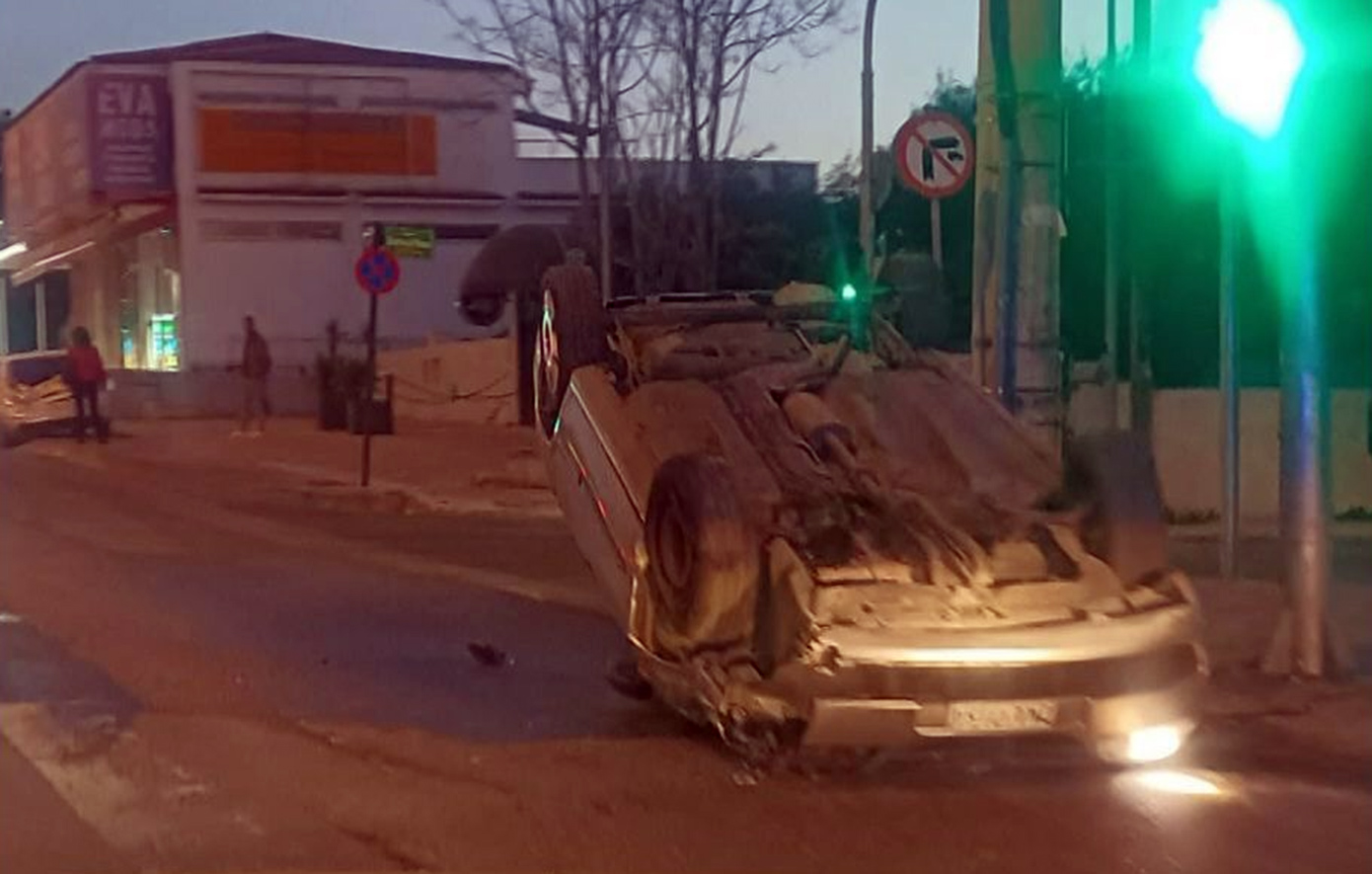 Τροχαίο στα Γλυκά Νερά – Αυτοκίνητο αναποδογύρισε στη μέση του δρόμου