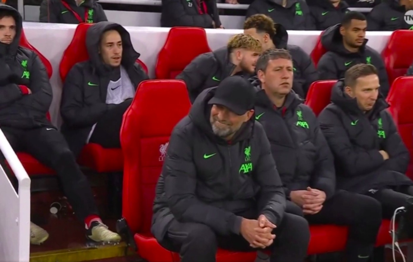Κώστας Τσιμίκας: Τραγούδησε το You’ll never walk alone με τους οπαδούς της Λίβερπουλ