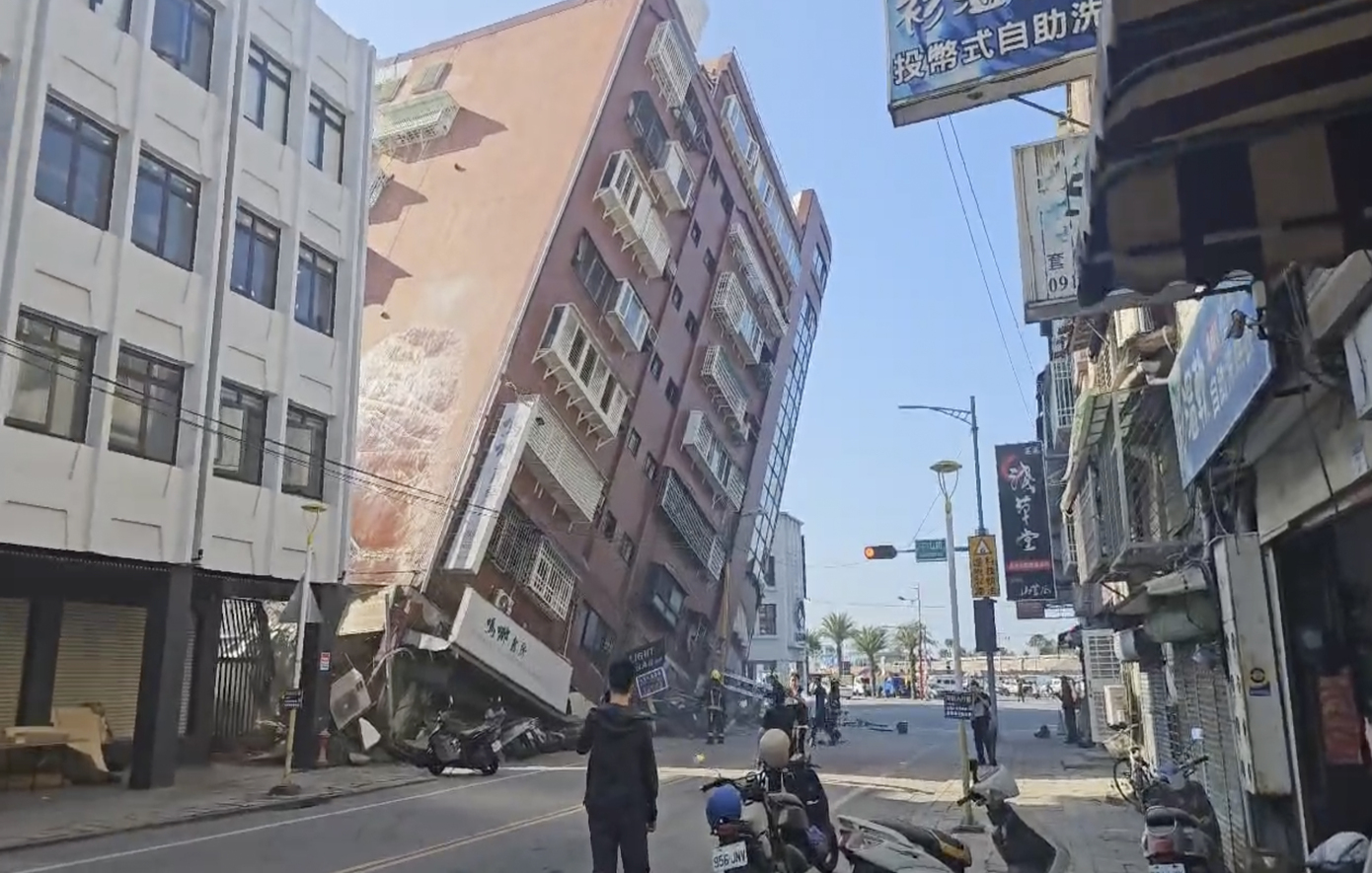 Συγκλονιστικά βίντεο από τον καταστροφικό σεισμό πάνω από 7,5 Ρίχτερ στην Ταϊβάν &#8211; Κατέρρευσαν κτίρια