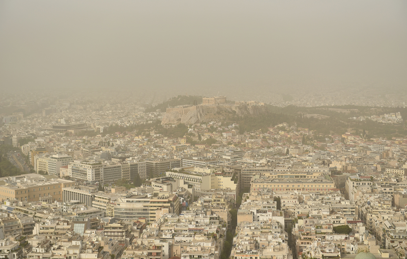 Με λασποβροχές και καταιγίδες θα κυλήσει η σημερινή ημέρα &#8211; Μέχρι πότε θα μείνει η αφρικανική σκόνη
