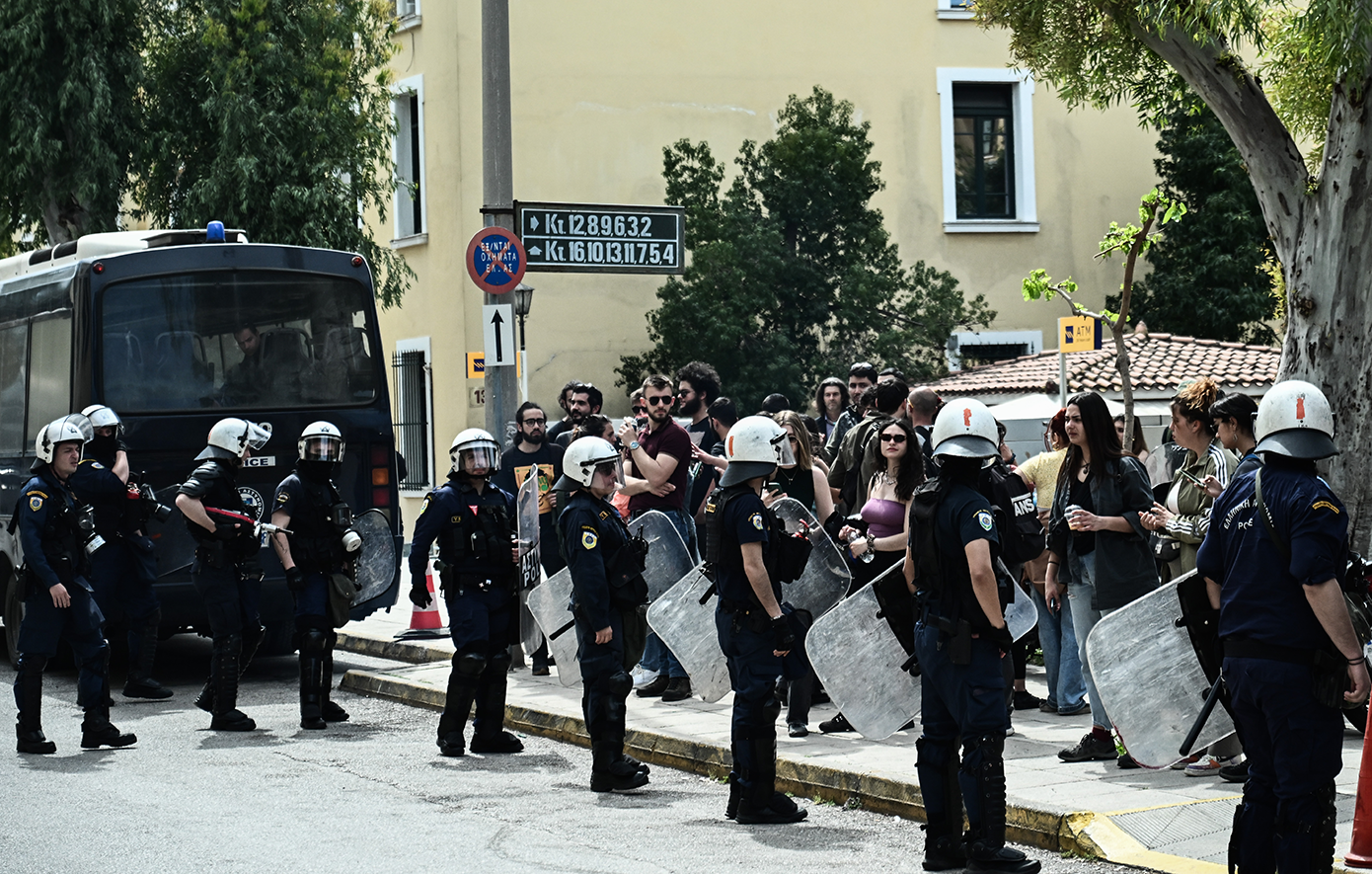 Γυναικοκτονία στους Αγίους Αναργύρους: «Σήμερα έμαθα ότι της έκανα κακό» – Προφυλακιστέος ο 39χρονος που σκότωσε την Κυριακή