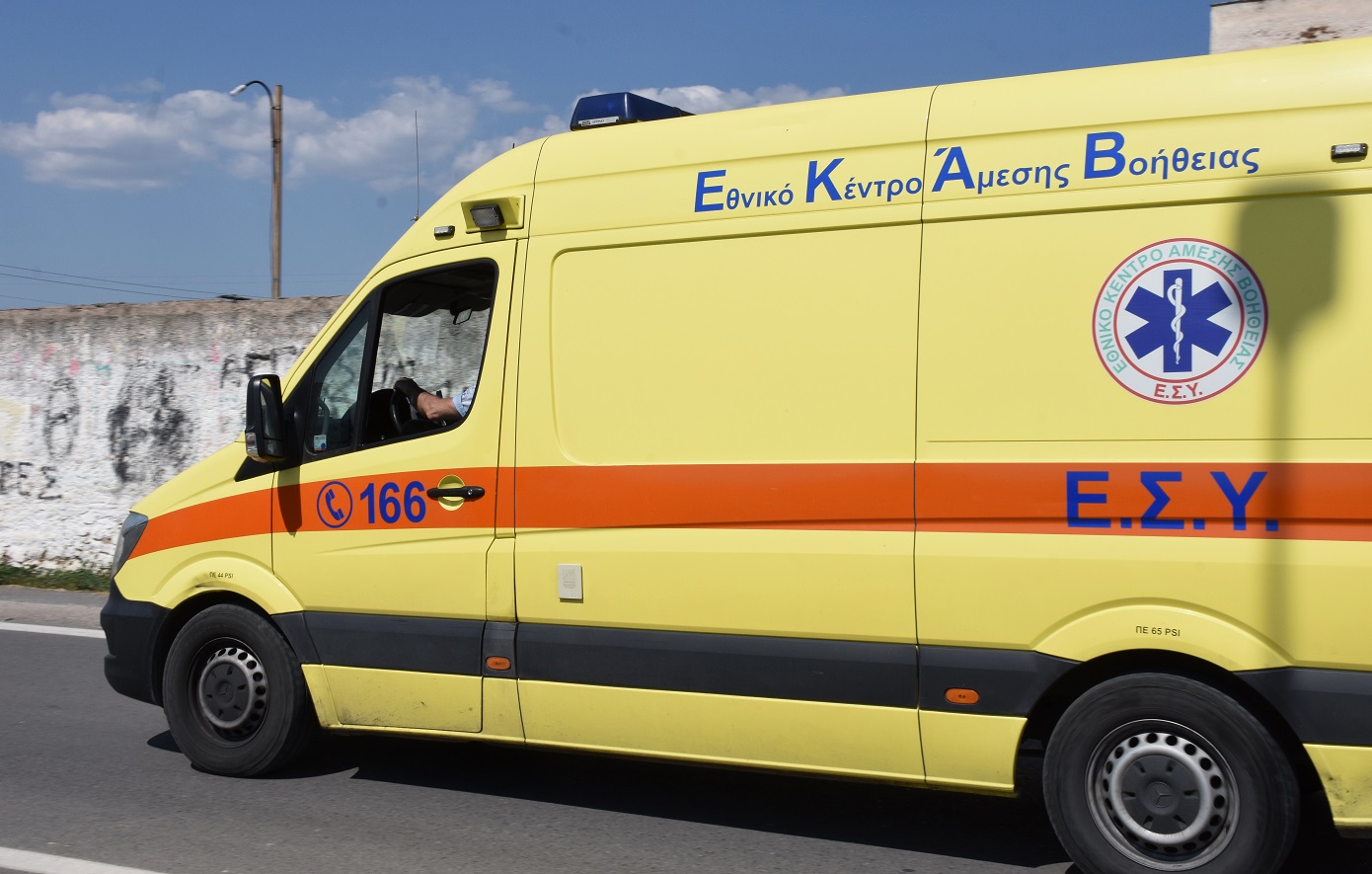 Θανατηφόρο τροχαίο στην Καλλιθέα: Μηχανή παρέσυρε πεζή – Μια νεκρή και δύο τραυματίες
