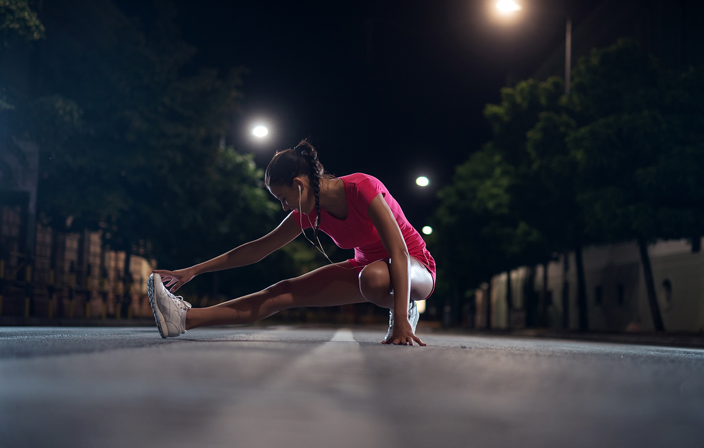 Γυναίκα κάνει διατάσεις Γυναίκα κάνει διατάσεις