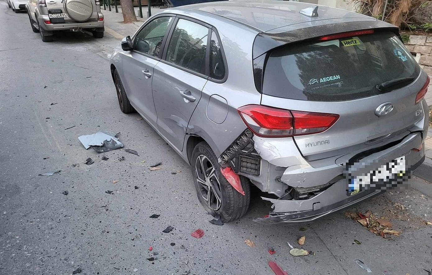 Τρελή πορεία αυτοκινήτου στο Ηράκλειο: Έπεσε πάνω σε σταθμευμένα οχήματα &#8211; Ο οδηγός εξαφανίστηκε