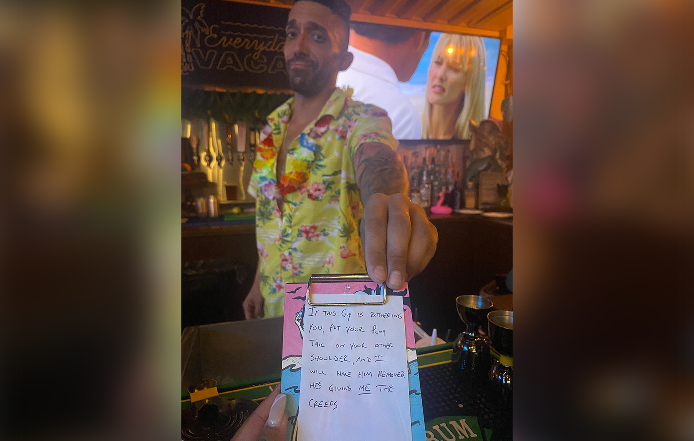 Μπάρμαν έσωσε με σημείωμα δύο κοπέλες που παρενοχλούσε άγνωστος – «Δεν φορούν όλοι οι ήρωες κάπα»