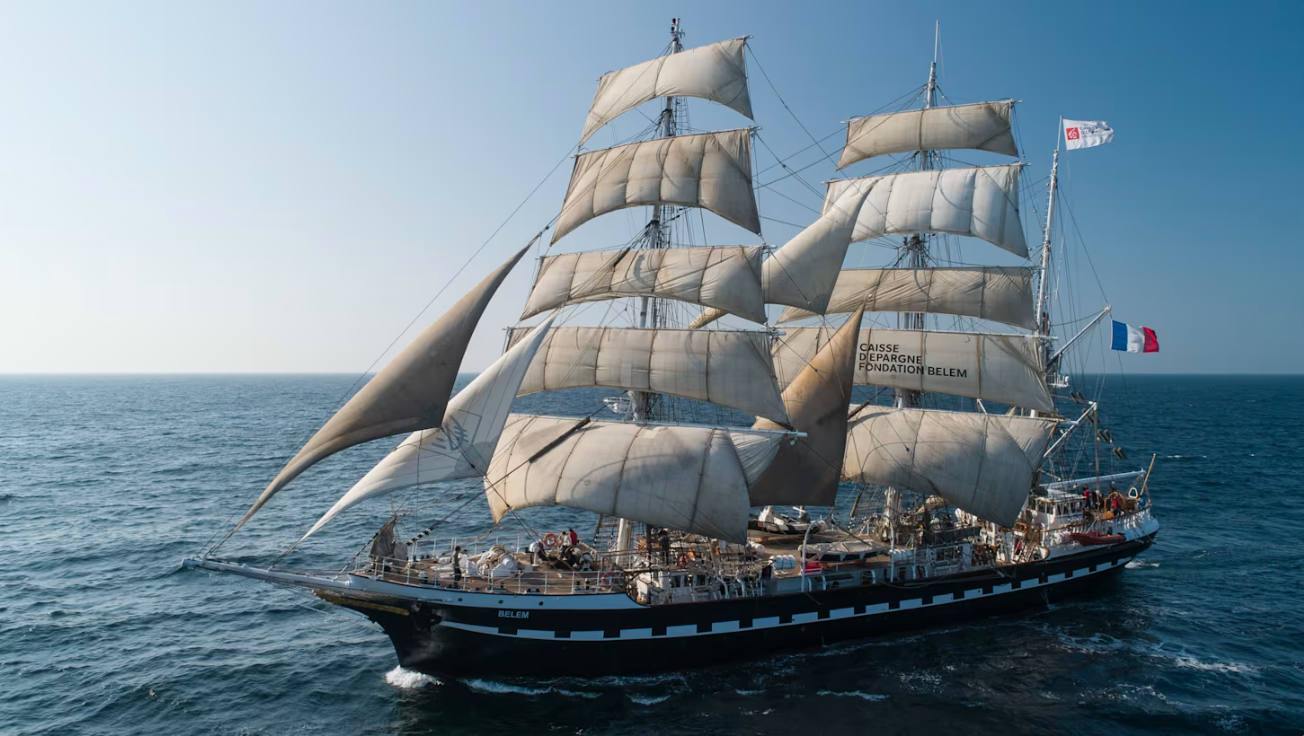 Στον Πειραιά το εμβληματικό ιστιοφόρο «Belem» – Για πρώτη φορά η Ολυμπιακή Φλόγα μεταφέρεται δια θαλάσσης