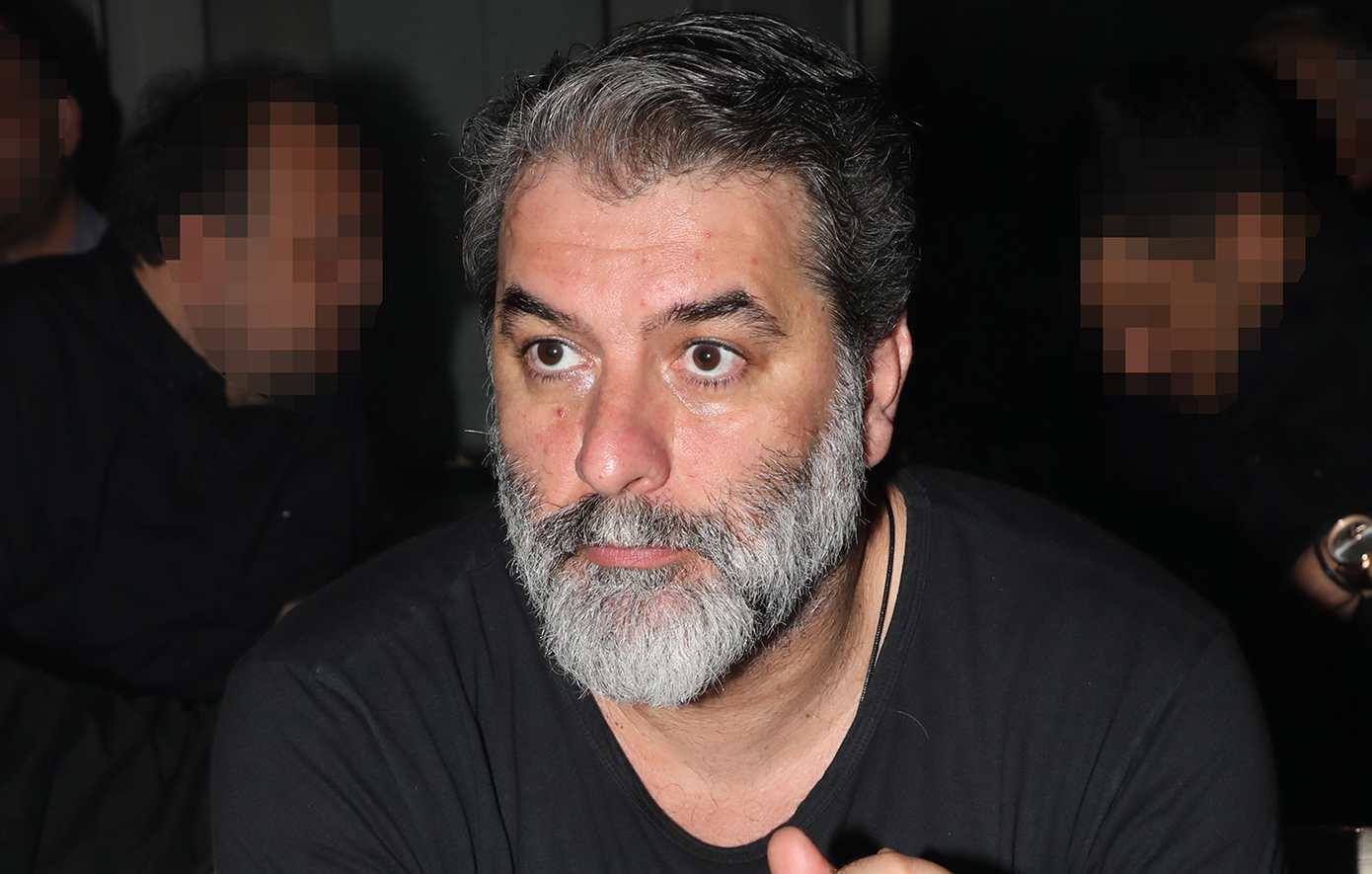 Ο Βασίλης Μπισμπίκης σε μια αδημοσίευτη φωτογραφία πριν από 20 χρόνια &#8211; Με μακριά μαλλιά, στον φακό του Κλεισθένη