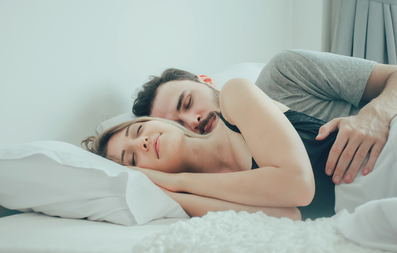 Ζευγάρι κοιμάται στο κρεβάτι