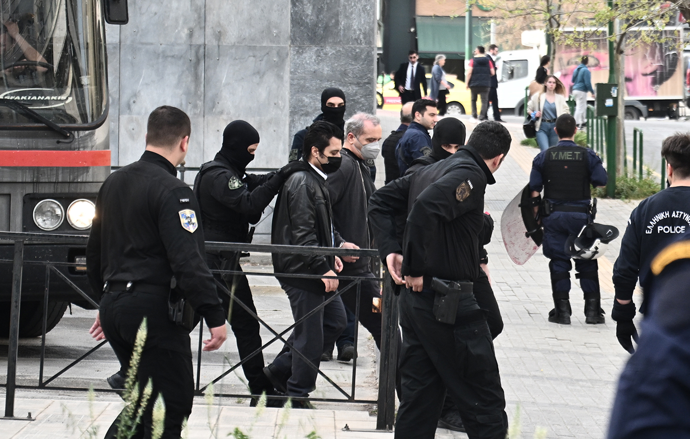 Αυλαία στη δίκη για τη μαστροπεία στον Κολωνό: Ισόβια στον Μίχο, 18 χρόνια στον «Μιχάλη» – «Η 12χρονη είναι πολύ χαρούμενη»
