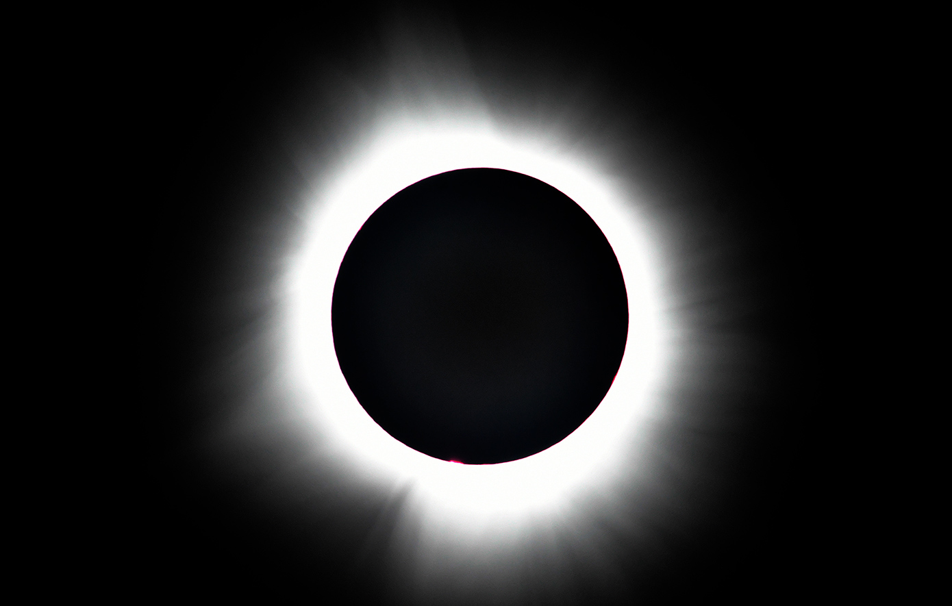 Εκθαμβωτικές φωτογραφίες και βίντεο από την ολική έκλειψη Ηλίου