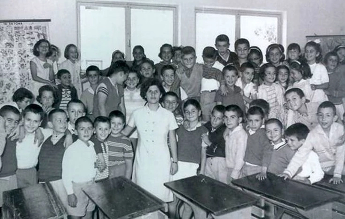 Σαν σήμερα 11 Απριλίου: Η κυβέρνηση Γ. Παπανδρέου το 1964 αλλάζει το εκπαιδευτικό σύστημα &#8211; Καθιερώνεται η δημοτική και γίνεται υποχρεωτική η εκπαίδευση για 9 χρόνια
