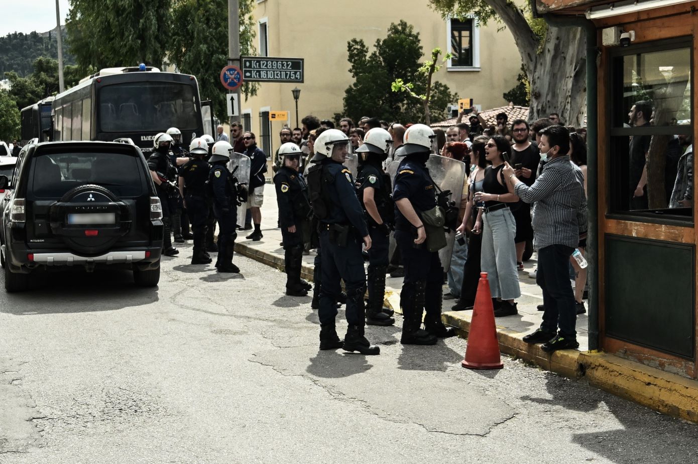 Ένταση στην Ευελπίδων με τον 39χρονο – Συγκεντρωμένοι προσπάθησαν να εισέλθουν στο κτίριο και οι αστυνομικοί απάντησαν με χημικά