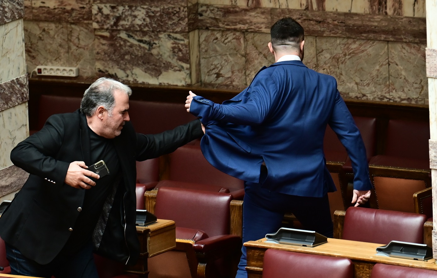 Γρίφος η τήρηση του όρου να μην πλησιάζει ο Φλώρος στα 50 μέτρα τον Γραμμένο μέσα στη Βουλή