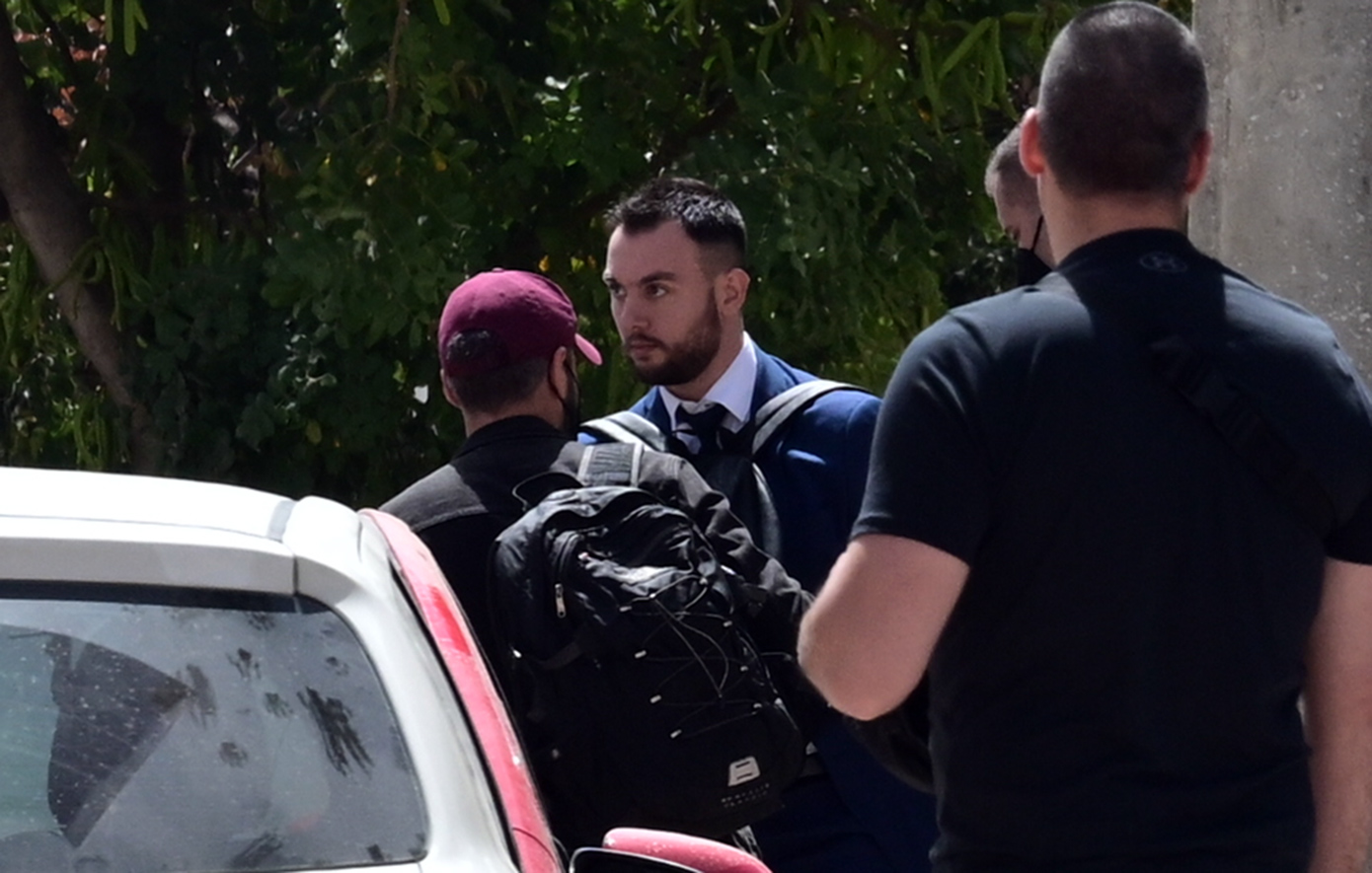 Στον ανακριτή ο Κωνσταντίνος Φλώρος – Αρνείται ότι γρονθοκόπησε τον Βασίλη Γραμμένο μέσα στη Βουλή