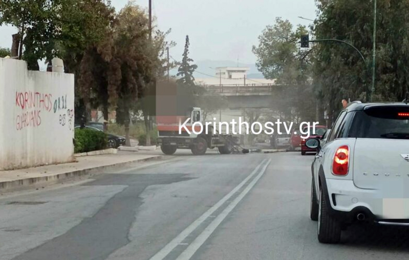 Γερανός φορτηγού χτύπησε σε γέφυρα, έσπασε και κατέληξε σε διερχόμενα οχήματα στην Κόρινθο