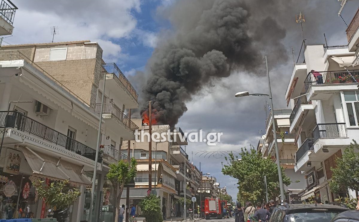 Μεγάλη φωτιά σε πολυκατοικία στη Θεσσαλονίκη