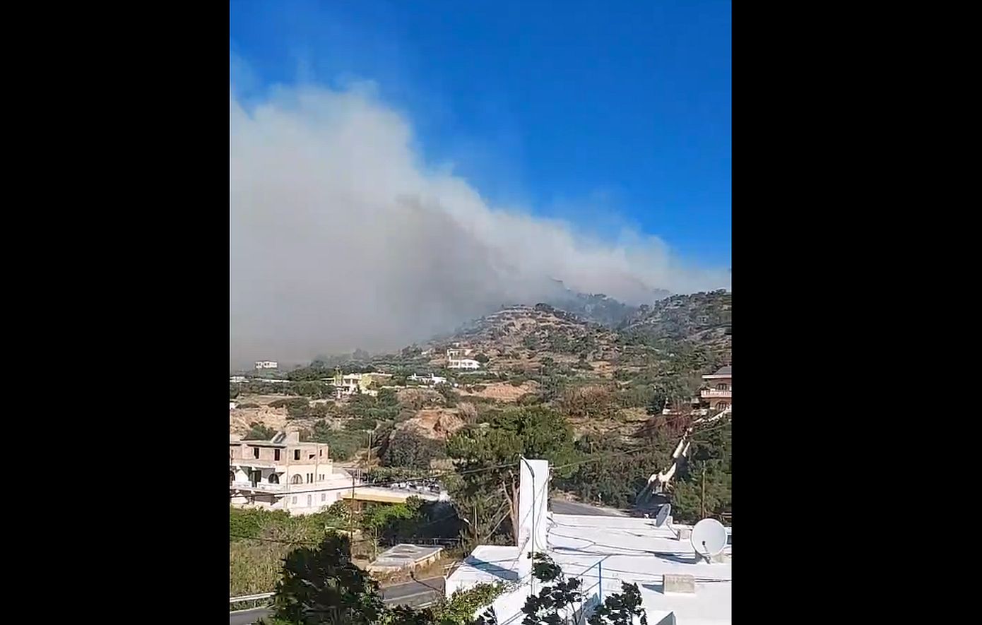Ήχησε το 112 λόγω της μεγάλης φωτιάς στην Ιεράπετρα – Εκκενώνεται προληπτικά ο οικισμός Μαύρος Κόλυμπος