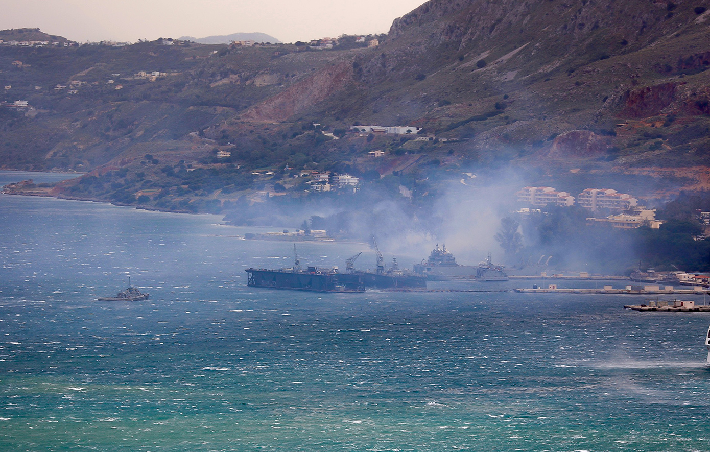 Διαστάσεις έχει πάρει η φωτιά στον Ναύσταθμο της Σούδας στην Κρήτη &#8211; Εκκένωση του δημοτικού σχολείου και του ναυτικού νοσοκομείου