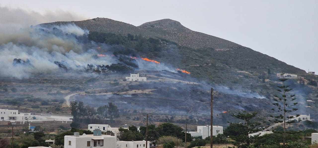 Βελτιωμένη η εικόνα της φωτιάς στην Πάρο – Ξέσπασε κοντά σε σπίτια, μήνυμα από το 112