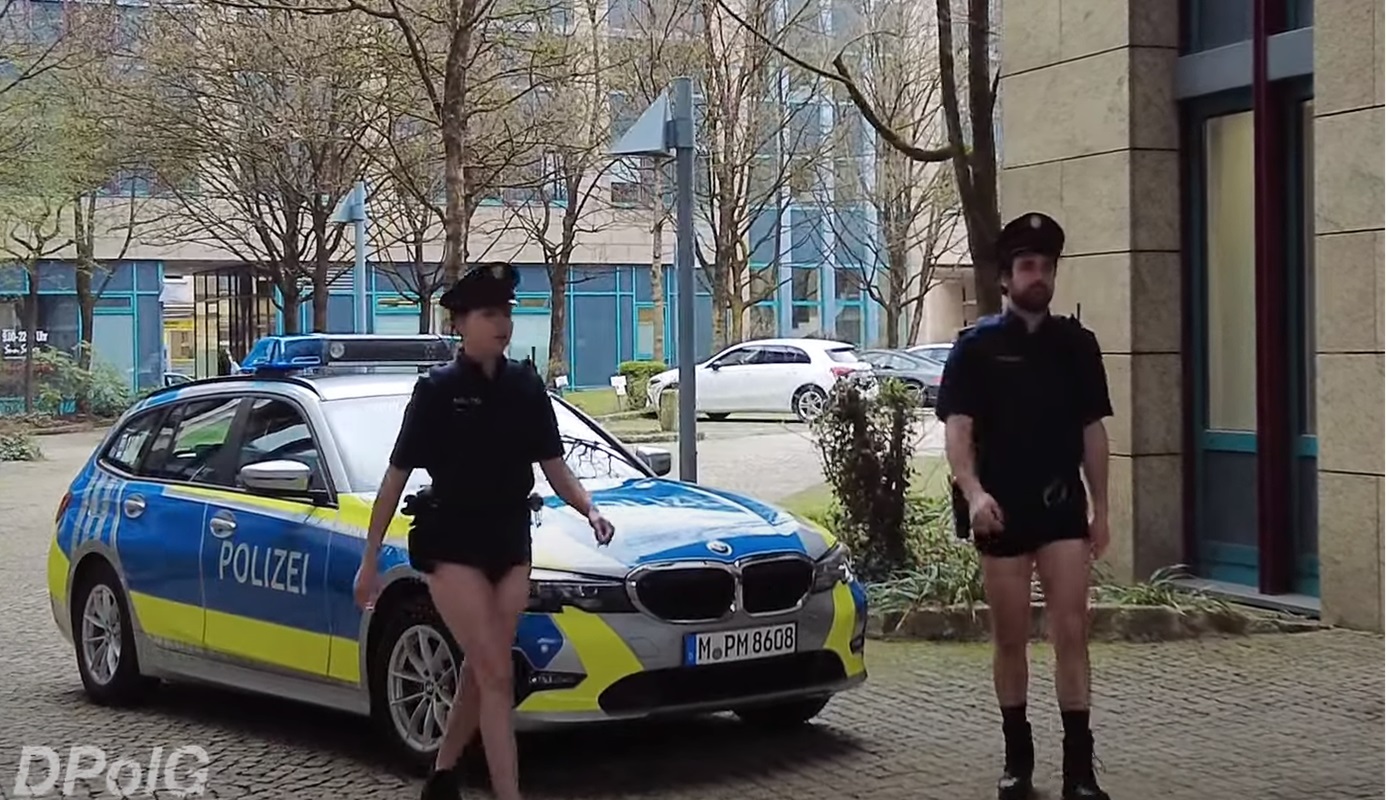 Αστυνομικοί κυκλοφορούν χωρίς&#8230; παντελόνια λόγω διαμαρτυρίας στη Βαυαρία